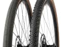 Das Reifenangebot im Gravel-Segment reicht von nahezu profillos bis hin zu ordentlich bestollt mit größeren Zwischenräumen.