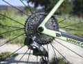 In unserem knapp 5500 Euro teuren Testaufbau setzt das Gravelbike von Pivot noch auf einen klassischen 12fach-Antrieb. Im Vergleich zu den neuen 13-fach-Antrieben fällt die Kassette der Sram Force XPLR AXS klein aus.