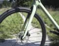 Ohne Gewinde für Gepäck baut die Carbon-Gabel des Pivot Vault schlank. Das Gewicht des Gravelbikes liegt mit 8,8 Kilo niedrig.