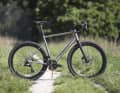 Anders als viele andere Gravelbikes mit Titanrahmen setzt das Radon Tigard nicht nur auf klassische Rundrohre. Wir testeten das Topmodell für 5999 Euro.