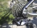 Das dünne Käbelchen der elektronisch gesteuerten Shimano GRX Di2 mag nicht recht zum Rest des zeitlosen Bikes passen. Die Schaltfunktion ist jedoch über jeden Zweifel erhaben.