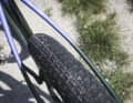 Die weit aufgestellten Sitzstreben des Salsa Cutthroat sollen den Sitzkomfort erhöhen. In den Hinterbau des Carbon- Gravelbikes passen 2,4 Zoll breite Mountainbike-Reifen.