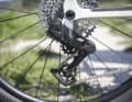 Das Canyon Grizl CF8 w/Rift trägt bereits die neue Sram Rival XPLR Funk-Schaltung mit 13 Gängen. Der leichteste Gang der Gravel-Kassette kommt an steilen Rampen an seine Grenzen.