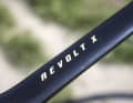 Das X steht für Gelände: Der zusätzliche Buchstabe verrät die Ausrichtung des Giant-Gravelbikes auf unbefestigte Wege.