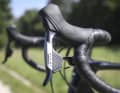 Die Sram Apex AXS Teile am günstigsten Modell der Giant Revolt X Modellreihe verstrahlen nicht unbedingt viel Glanz. Die Funktion der Funkschaltung kann überzeugen, die Bremsen dürften ruhig etwas kräftiger ausfallen.