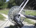 Ein funkgesteuertes Mountainbike-Schaltwerk und eine Kassette mit maximal 52 Zähnen helfen an steilen Rampen mit einem gut funktionierenden Klettergang.