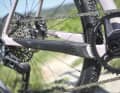 Santa Cruz gönnt dem Stigmata einen großzügigen, gut gedämpften Kettenstrebenschutz - längst nicht selbstverständlich am Gravelbike!