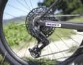 Die Sram S100 Eagle AXS Schaltung ist zwar nicht besonders edel, macht aber einen tadellosen Job und schaltet via Funk eine Mountainbike-Kassette mit großer Übersetzungsbandbreite.