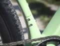 Die Schnittstelle zur Umwerfermontage ist am Carbon-Rahmen des Alutech Gravelbikes formschön abgedeckt.
