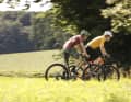 Schmale Reifen gleich schnell, breite Reifen gleich langsam? So einfach ist das nicht. Auf Schotter sind MTB-Pneus meistens im Vorteil.