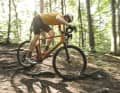 Griffe weit vorne und ein hoher Rahmen: Im Offroad-Bereich sind Gravelbikes deutlich schwerer zu kontrollieren als Mountainbike-Hardtails.