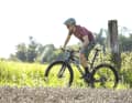 Der Einsatzbereich des Scott Scale Gravel erstreckt sich von Schotter bis leichte Trails. Damit wildert das MTB-Hardtail im Gravelbike-Terrain.