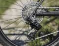 Mit großer Mountainbike-Kassette gibt es auch an steilen Rampen weniger böse Überraschungen. Auch viele Gravelbikes setzen auf die MTB-Technik.