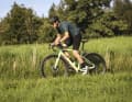 Natürlich gibt es für Gravelbiker inzwischen spezielles Schuhwerk. Doch ist man damit wirklich besser unterwegs als mit klassischen MTB-Schuhen? Wir haben 9 Gravel und XC Modelle getestet