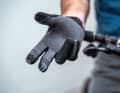 Auf zusätzlichen Grip an den Fingern verzichten die Dänen aber trotzdem nicht. Daumen und Zeigefinger sind Touchscreen-kompatibel