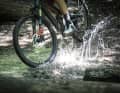 Helfen wasserdichte MTB-Schuhe wirklich gegen nasse Füße? Wir haben vier Regenschuhe getestet