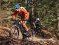 E-MTBs unter 4000 Euro taten sich lange schwer mit Geländeausflügen. In diesem Test zeigen sich die vier Fullys durchaus trailtauglich.