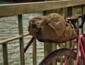 Auch die Satteltasche ist zweigeteilt. Ein Harness hält den Drybag sicher und ohne zu schwingen.