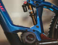 Der luftgefederte Dämpfer, der für flotte Up- und Downhill-Fahrten taugen soll, ist ein RockShox Deluxe Select Plus beim Hybe 9, das Hybe 11 hat den FOX Float X Factory Dämpfer verbaut. Der Federweg beträgt 170 mm vorne und 160 mm hinten.