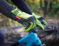 Bei Winterhandschuhen steht man vor einem Dilemma:  Richtig warme Modelle geben selten ein  direktes und angenehmes Griffgefühl. Mit dünnen Exemplaren hat man zwar das Bike besser im Griff, aber auch  schnell kalte Finger.