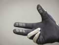 Die Finger sind griffig gummiert und Daumen sowie Zeigefinger Touchscreen-fähig