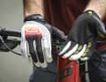 Troy Lee Designs hat seinen Handschuh-Klassiker Air Gloves neu aufgelegt. Luftiger und taktiler soll er geworden sein. Gleichgeblieben ist aber die stylishe Race-Optik