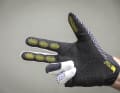 Silikon-Prints gibt es an den drei wichtigsten Finger, Daumen und Zeigefinger sind zudem Touchscreen-fähig