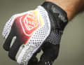 Gegen schwitzige Pfoten hilft luftiges Mesh-Material wie hier beim Troy Lee Designs Air Glove