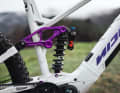 Der DHX-Factory-Dämpfer mit Stahlfeder kommt sonst vor allem in reinrassigen Downhillbikes zum Einsatz. Schaltwerk adé!
