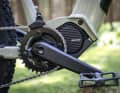 Shimanos günstiger EP6-Motor liefert volle 85 Newtonmeter und ist damit eine gute Wahl an günstigen Bikes. Auch für das 34er Kettenblatt gibt's Lob: So fallen die Gänge auch am Berg nicht zu dick aus.