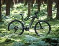 BESV TRX 1.3: Shimano EP6 // 630 Wh // 25,15 kg // 3499 Euro. Der umfanreiche Kettenstrebenschutz ist übrigens schön gelöst und in dieser Preisklasse eher selten.