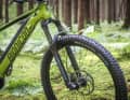 In der Front steckt eine Rockshox 35 Silver Luftgabel. Durch die Luftfeder kann man sie leicht auf unterschiedliche Fahrergewichte anpassen.