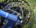 Bremsscheibenmagnet und eine innen geführt Leitung zum Speedsensor.