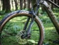 Die Rockshox Recon Silver RL Federgabel mit hochwertiger Dämpfer-Kartusche ist nicht üblich in günstigen E-Hardtails.