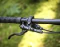 Die Hebel der Shimano MT420 fallen eher lang aus und bieten auch Platz für zwei Finger. In Sachen Bremsleistung reicht ein Finger aber völlig aus.