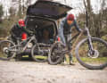Wegen der robusten Rahmenkonstruktionen, gepaart mit fetten Enduro-Pneus und Mittelklasse-Anbauteilen, leiden beide Bikes an Übergewicht – ganz besonders das Privateer.