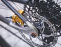 Die Ausfallenden  sind 3D-gedruckte Metall- teile. Holleis lässt sie  von einer tschechischen Firma in Prag produzieren. Anschließend  werden die Ausfallenden mit den Ketten- und  Sitzstreben verlötet.