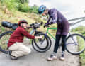 Zusammentreffen mit einem Offroad-Urahnen: Nicht nur bei den Bremsen spielen moderne Bikes in einer anderen Liga...