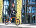 Es ist orange, es ist superflink, und es ist brandneu! Mit seinem ersten 20-Zöller hat Faltradplatzhirsch Brompton neue Ufer betreten.