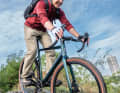 Mit etwas Übung macht das Gravel-E-Bike auch technisch schwierigere Passagen mit – vorausgesetzt, man ist den Rennlenker gewohnt.