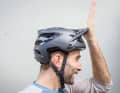 Klapp-Visier: Die Visiere bei Cratoni, Troy Lee Designs und Poc verfügen über eine „Break-Away-Funktion“ – das kann den Kopf im Fall eines Sturzes zusätzlich schützen und verhindert, dass das Visier zerbricht.