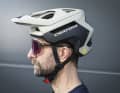 Der Helm wirkt massiv, ist dafür im Heck aber auch besonders weit nach unten gezogen