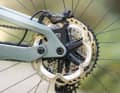 Mit 6999 Euro ist das Lapierre das günstigste Bike im Vergleich. Dafür fällt die Ausstattung mit Shimano-XT-Schaltung und -Bremsen bodenständig aus.
