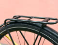 Leichte Gepäcktaschen kein Problem: Der Träger am Specialized ist bis 15 Kilo belastbar.