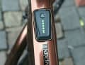 Das Control-Panel des Fazua-Motors am Maxx zeigt Unterstützungsstufe und Reichweite. Gleichzeitig ist es ein USB-Ladegerät.