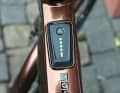 Das Control-Panel des Fazua-Motors zeigt Unterstützungsstufe und Reichweite. Gleichzeitig ist es ein USB-Ladegerät.
