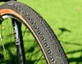 50-mm-Reifen am Bombtrack geben vor allem Komfort und Kontrolle, dank dichtem Profil in der Mitte ist der Rollwiderstand voll okay.