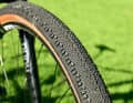 50-mm-Reifen am Bombtrack geben vor allem Komfort und Kontrolle, dank dichtem Profil in der Mitte ist der Rollwiderstand voll okay.