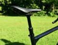 Macht Gravelbikes noch mal wandlungsfähiger: versenkbare Dropperpost, wird per linkem, nicht belegtem Schalthebel ent- bzw. verriegelt.