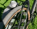 Das steife Adventure Rack gibt’s für rund 40 Euro als Zubehör, es nutzt die Gepäckträgeraufnahmen für zwei smart vertäute Drybags. Top!